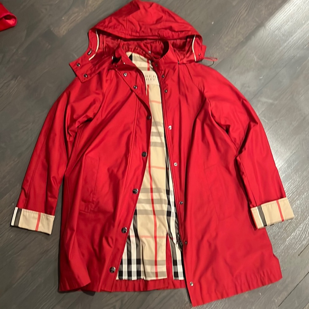 Burberry hooded raincoat. Red. Size UK 6, USA 4, ITA 38. Authentic and gorgeous